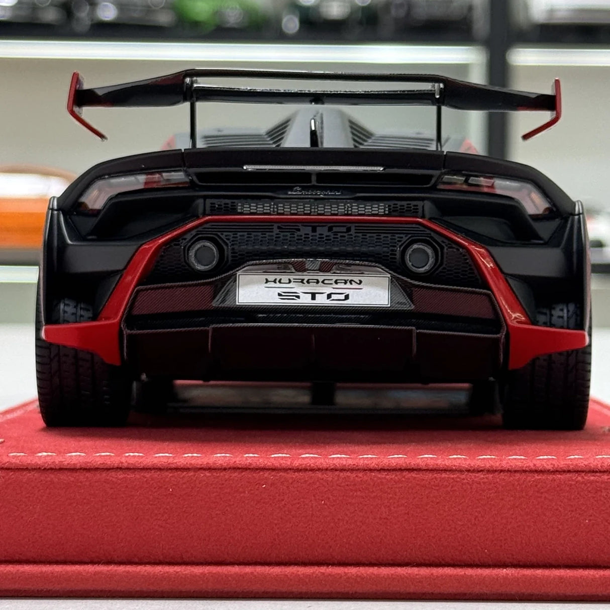 مجموعة MR Lamborghini 2021 هوراكان STO بلاك 1:18 – نموذج راتنج قابل للجمع (MR Collection)