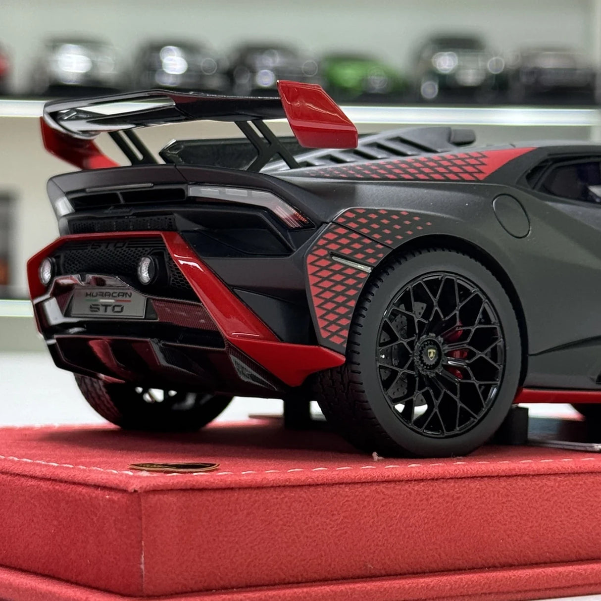 مجموعة MR Lamborghini 2021 هوراكان STO بلاك 1:18 – نموذج راتنج قابل للجمع (MR Collection)