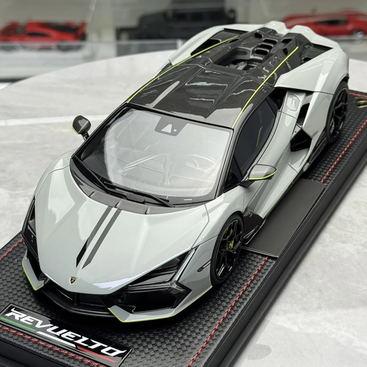 مجموعة MR Lamborghini 2024 Revuelto Gray 1:18 – راتنج نموذجي قابل للجمع (MR Collection)