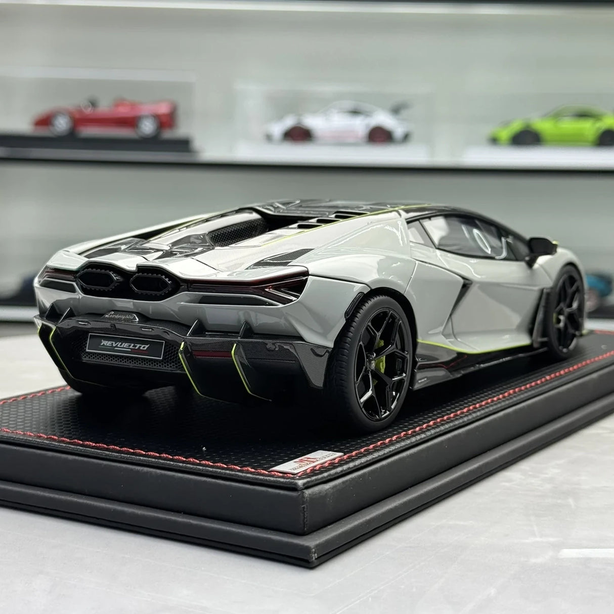 مجموعة MR Lamborghini 2024 Revuelto Gray 1:18 – راتنج نموذجي قابل للجمع (MR Collection)