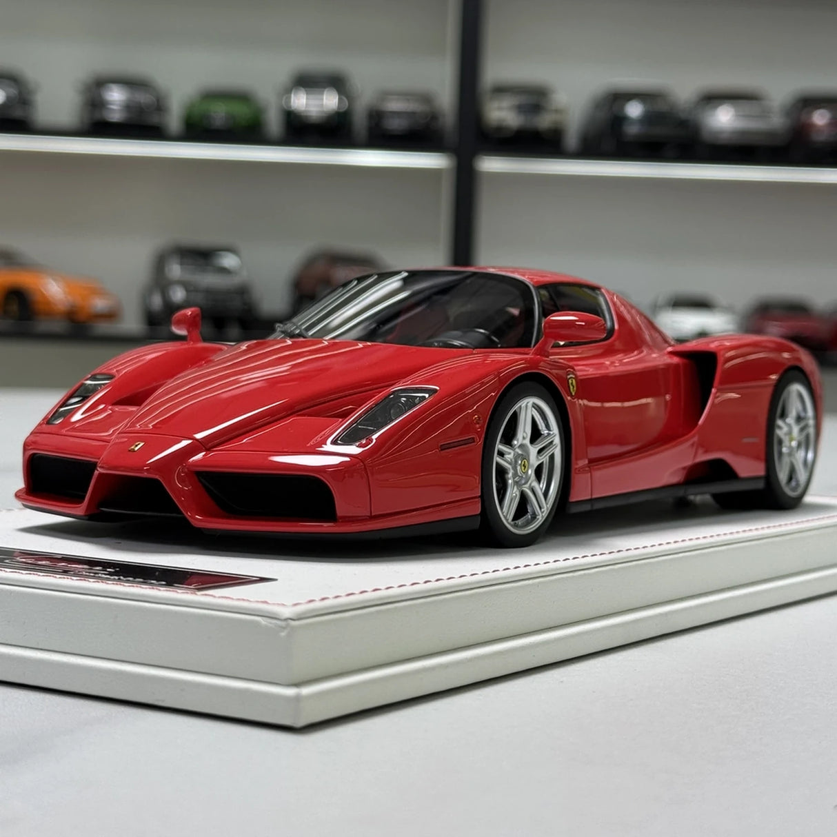 MW Model Ferrari 2002 Enzo Red 1:18 – Resina da collezione in resina