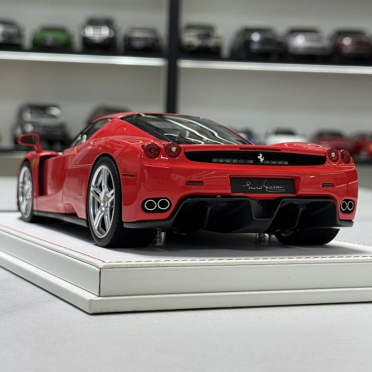MW Model Ferrari 2002 Enzo Red 1:18 – Resina da collezione in resina