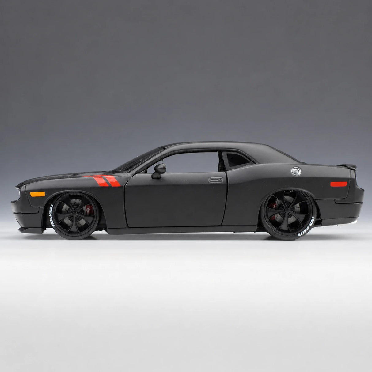 مايستو Dodge 2008 تشالنجر SRT8 بلاك 1:24 – نموذج عرض مصبوب، قالب