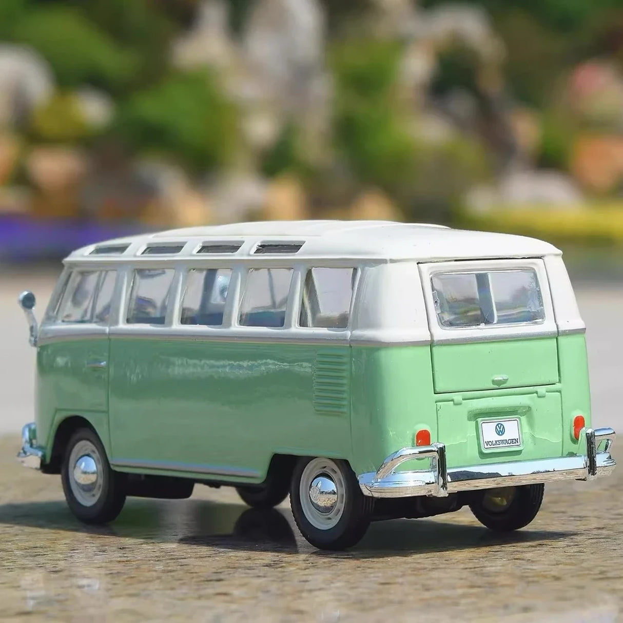 Maisto Volkswagen 1962 T1 Microbus Green 1:24 – Model wyświetlacza odlewanego z metalu