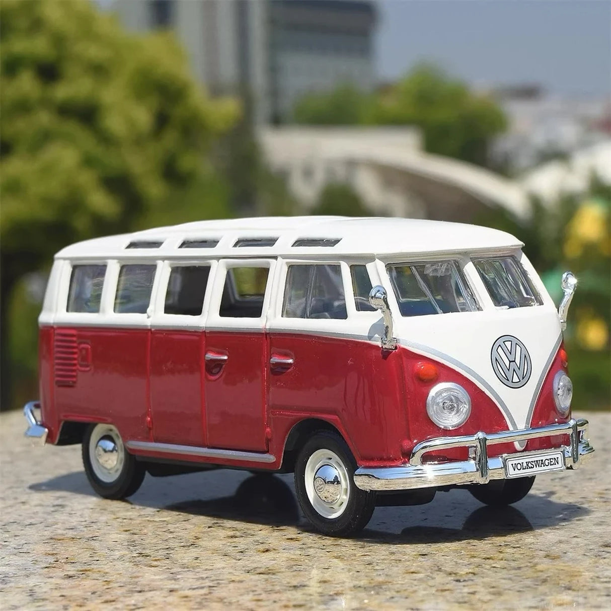 Maisto Volkswagen 1962 T1 Microbus Red 1:24 – Diecast Display Model Die-Cast