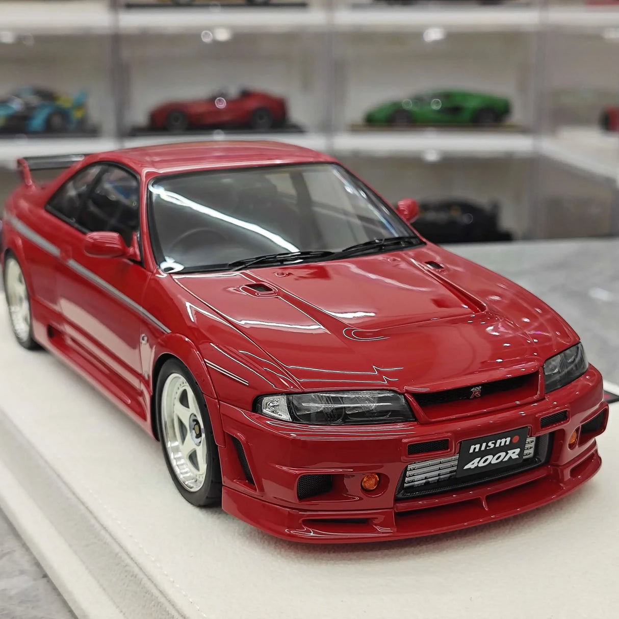 Make Up Nissan 1996 NISMO 400R Red 1:18 – Sammelobjekt-Resin-Modellharz