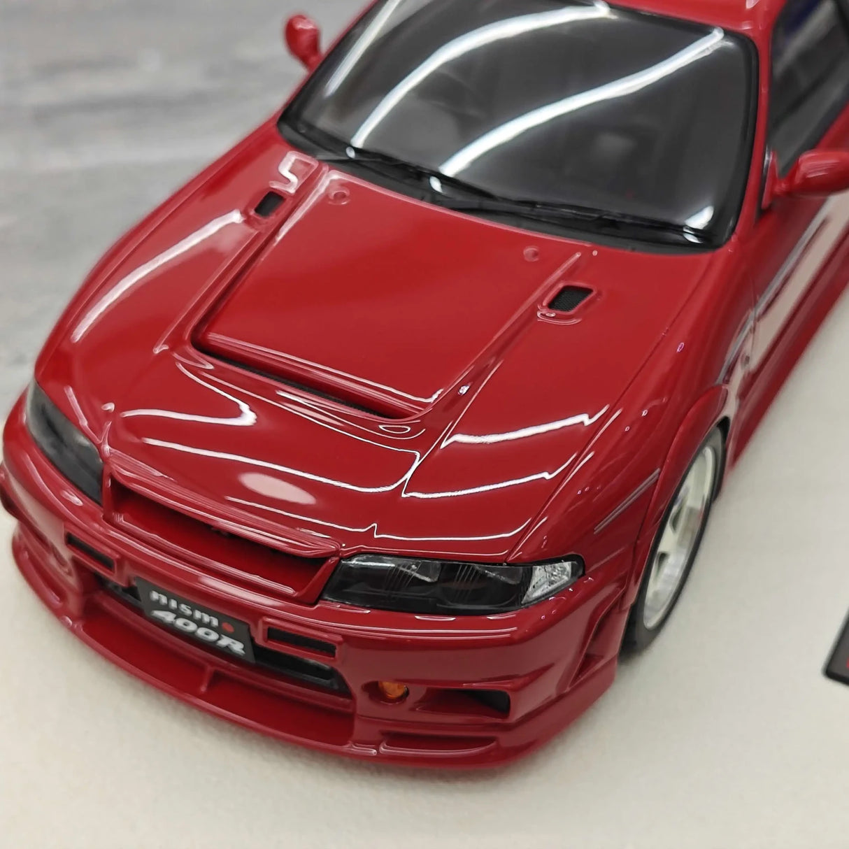 Make Up Nissan 1996 NISMO 400R Red 1:18 – Sammelobjekt-Resin-Modellharz