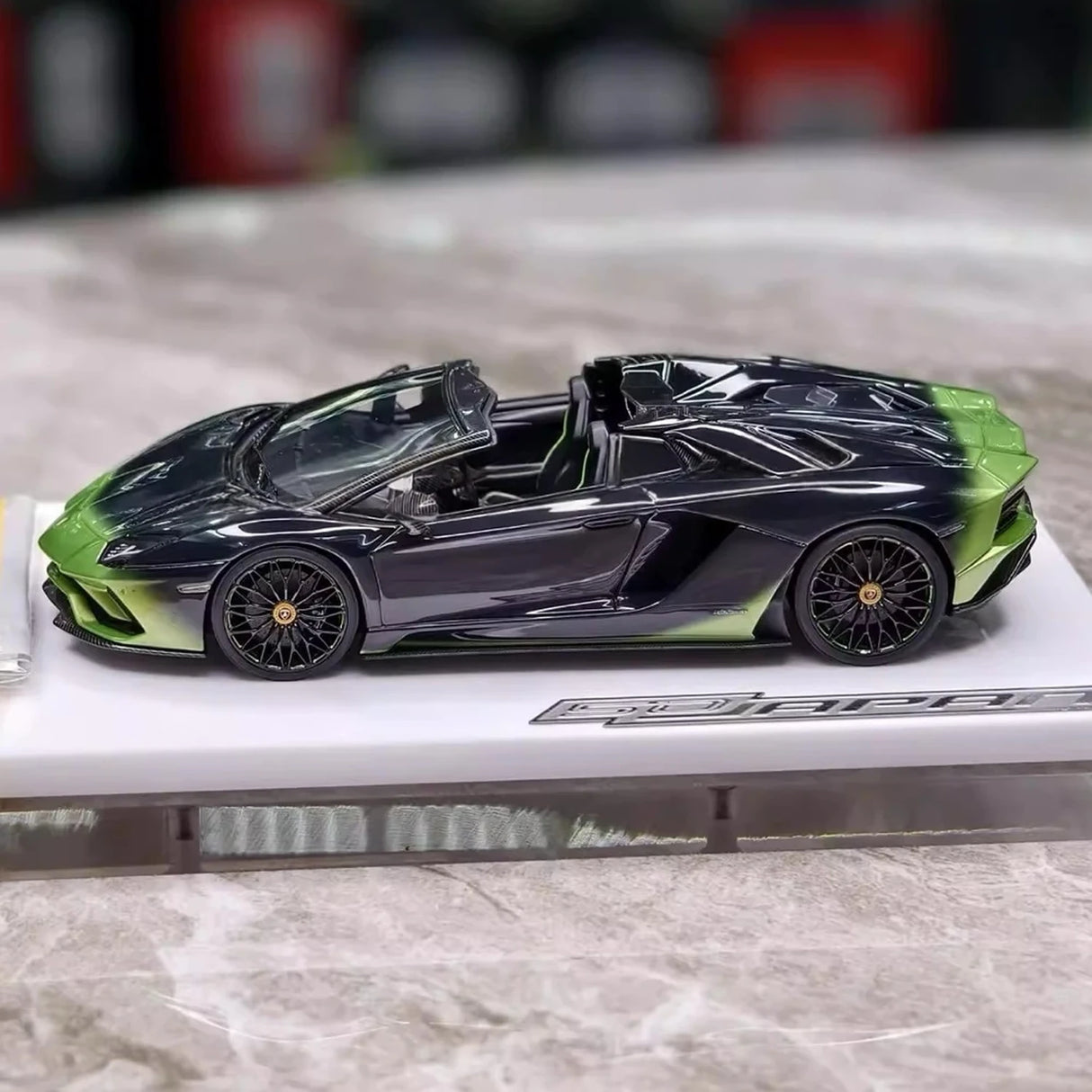 Make Up Lamborghini 2018 Aventador S Roadster Green-Black 1:43 – Collectible Resin Model Resin