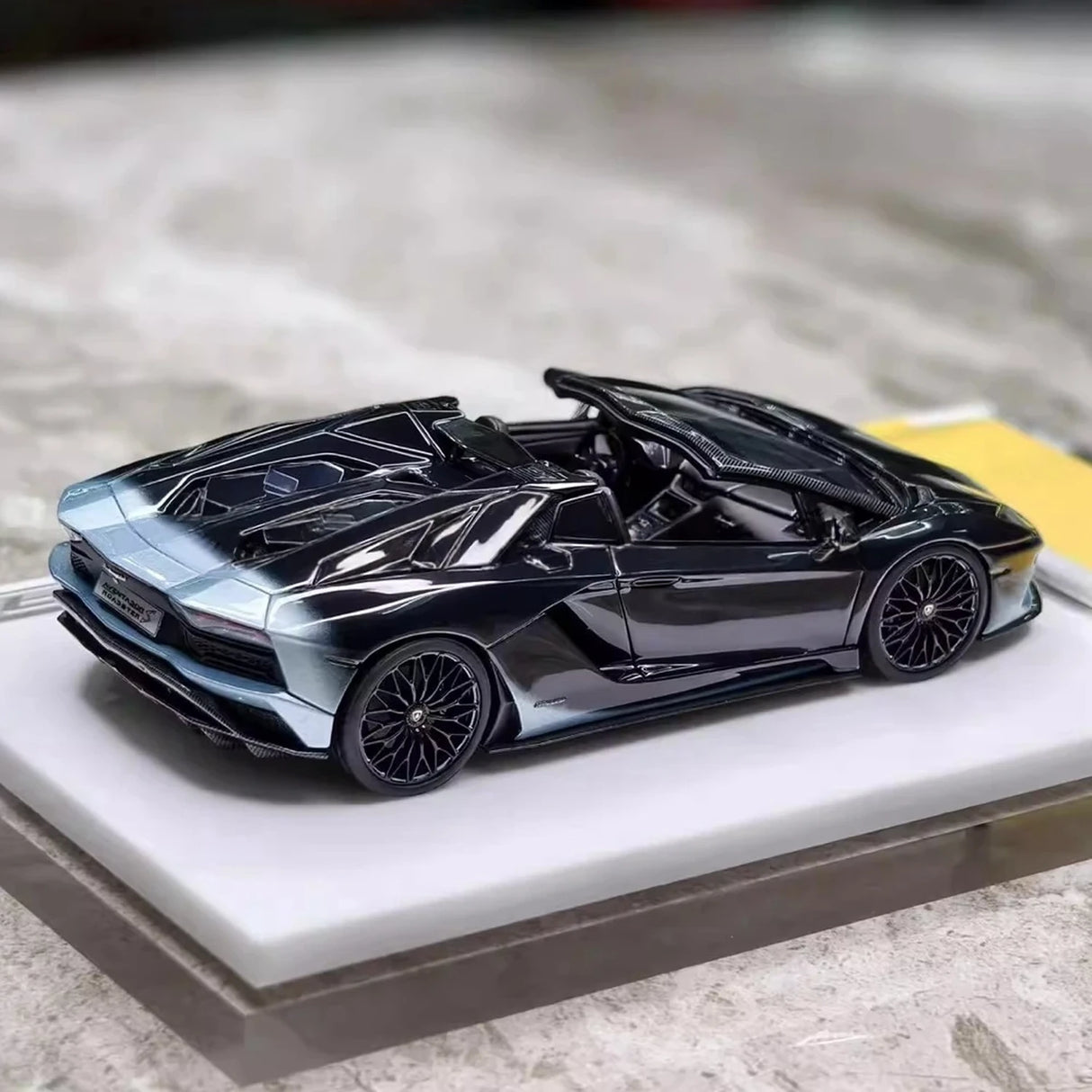 Make Up Lamborghini 2018 Aventador S Roadster Silver-Black 1:43 – Collectible Resin Model Resin