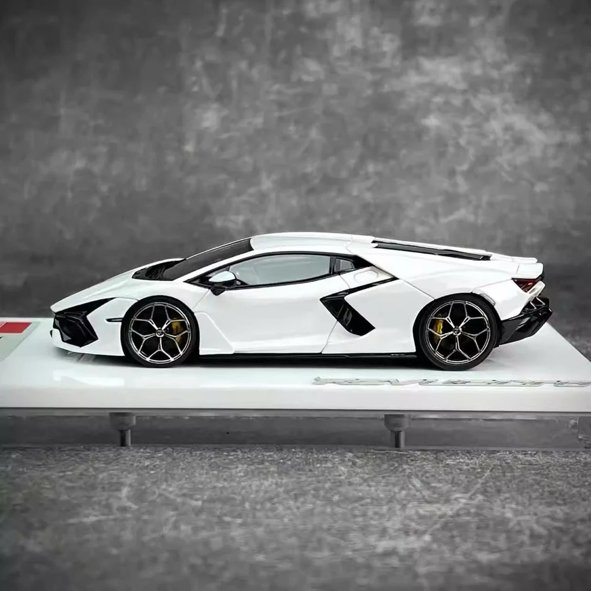 Make Up Lamborghini 2024 Revuelto White 1:43 – Collectible Resin Model Resin