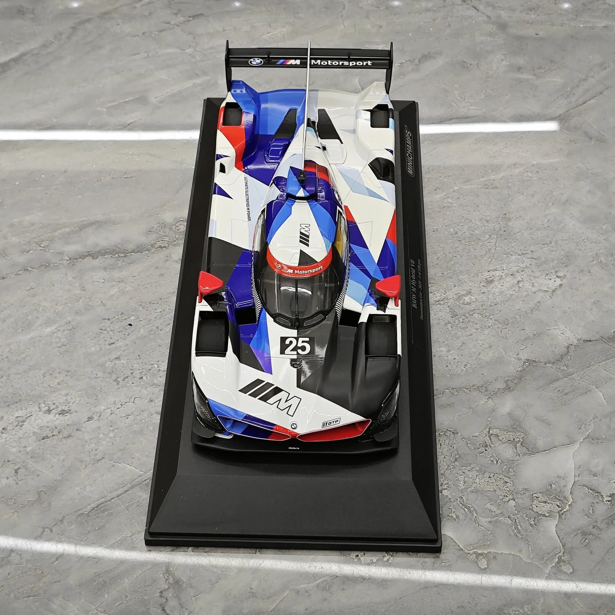 BMW 2023 M Hybrid V8 LMDh Presentation Car #25 1:18 modello collezionabile in resina di Minichamps - vedi 2