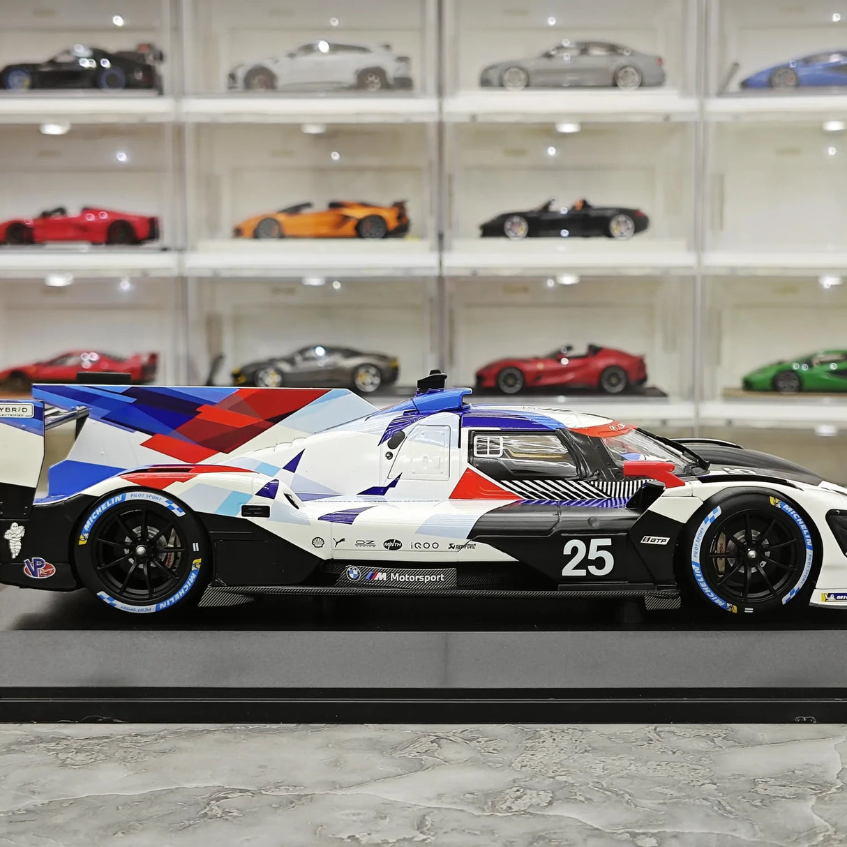 BMW 2023 M Hybrid V8 LMDh Presentation Car #25 1:18 modello collezionabile in resina di Minichamps - vedi 9