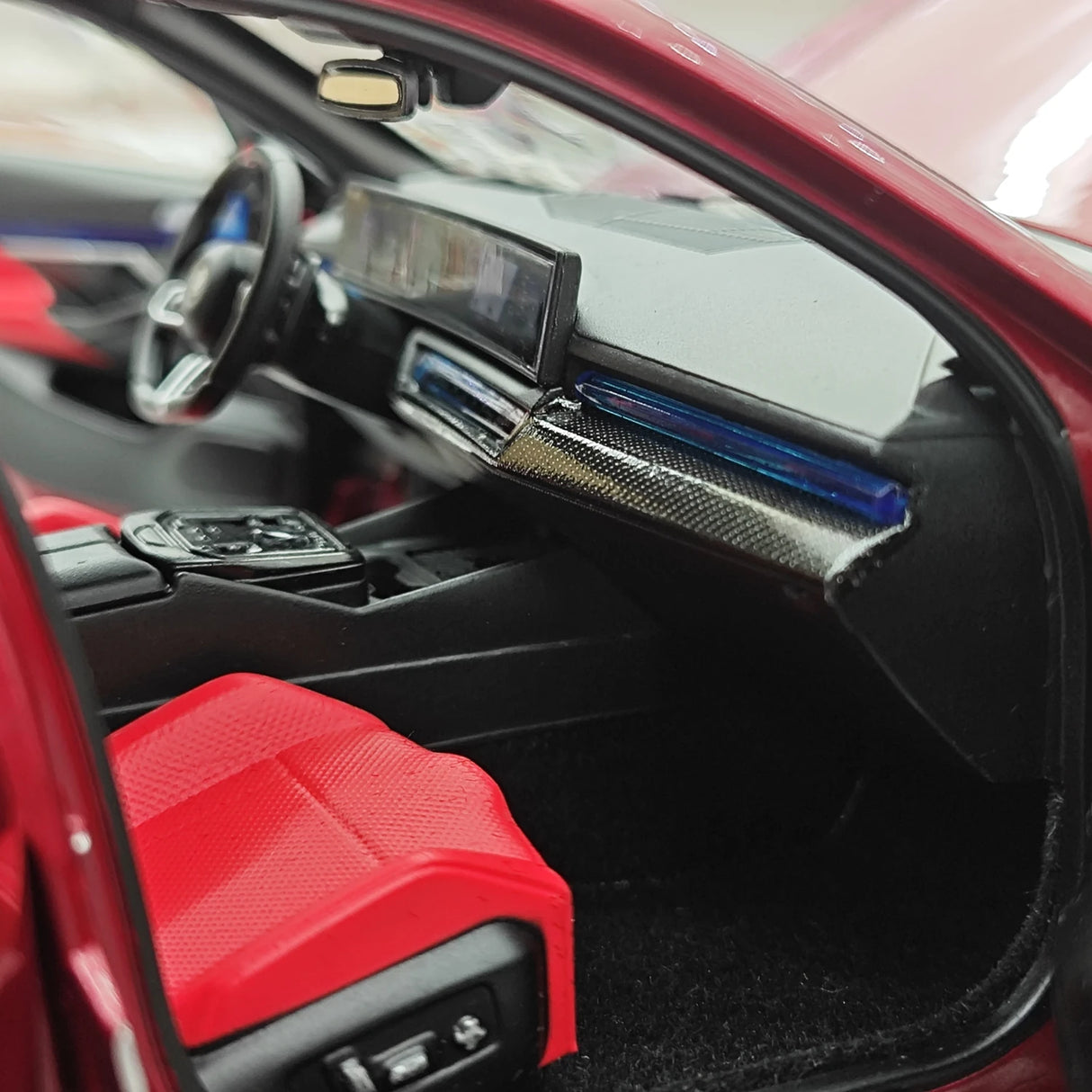 Minichamps BMW 2024 M5 جولات G99 1:18 معدني أحمر داكن – نموذج راتنج قابل للجمع