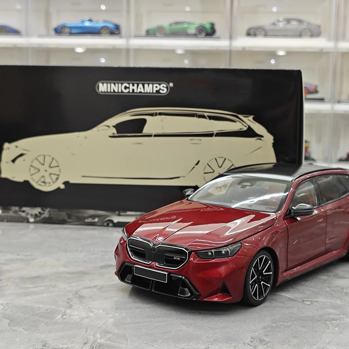 Minichamps BMW 2024 M5 جولات G99 1:18 معدني أحمر داكن – نموذج راتنج قابل للجمع