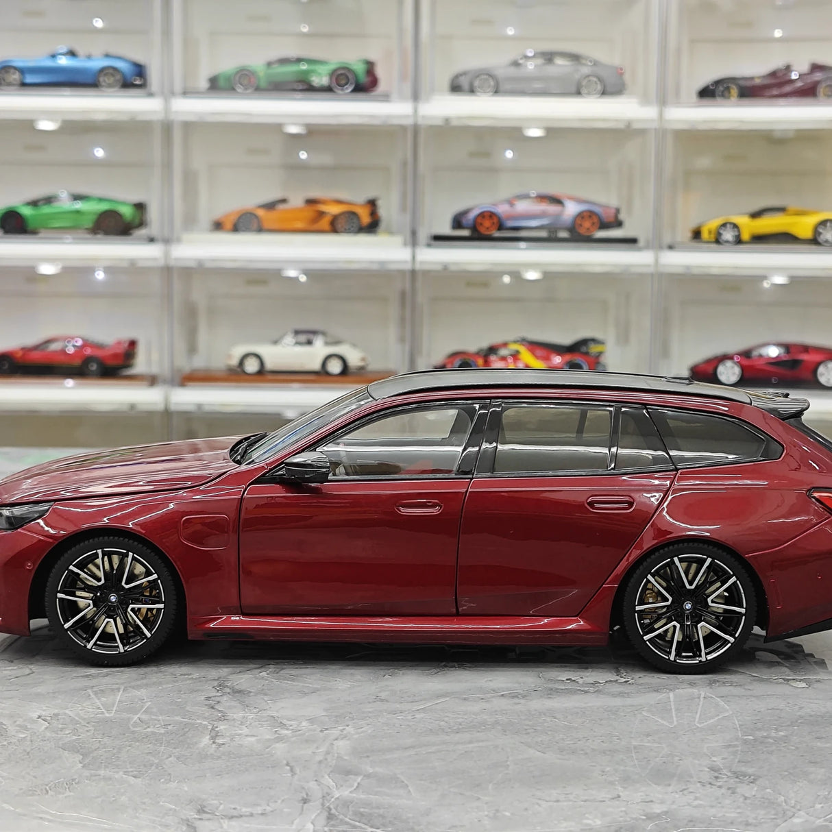 Minichamps BMW 2024 M5 جولات G99 1:18 معدني أحمر داكن – نموذج راتنج قابل للجمع