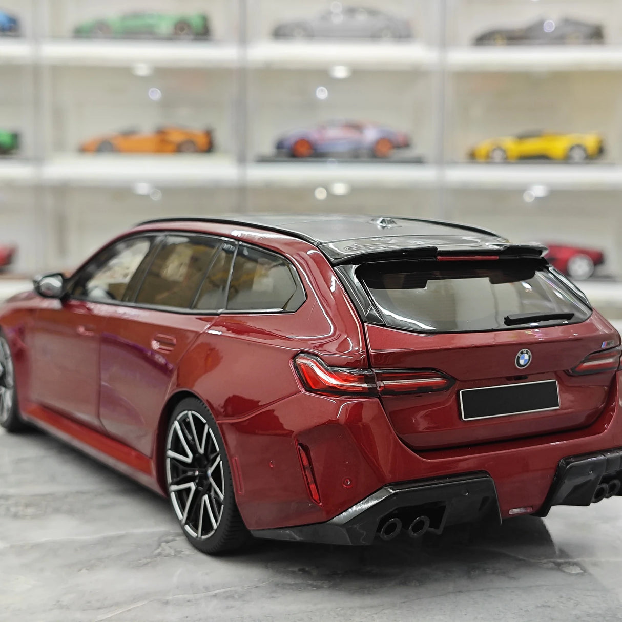 Minichamps BMW 2024 M5 جولات G99 1:18 معدني أحمر داكن – نموذج راتنج قابل للجمع