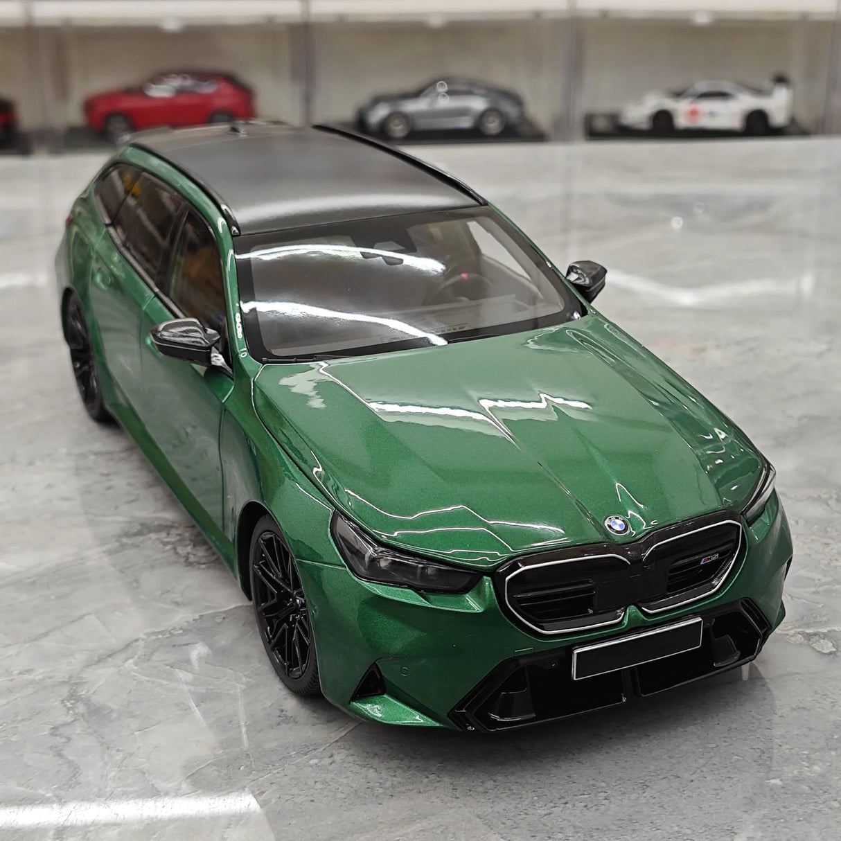 Minichamps BMW 2024 M5 Touring G99 Green Metallic 1:18 – نموذج راتنج قابل للجمع