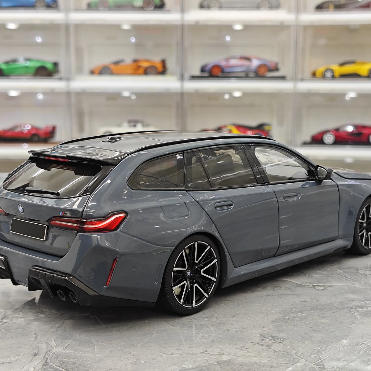 Minichamps BMW 2024 M5 Touring G99 Grey Metallic 1:18 – نموذج راتنج قابل للجمع