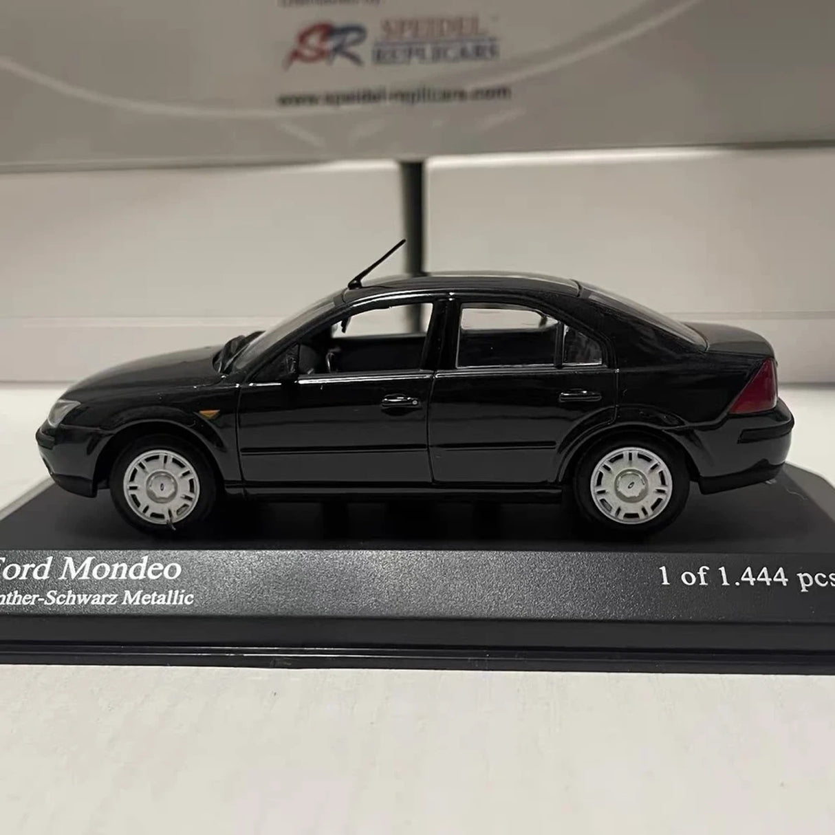 Minichamps Ford 2001 Mondeo Black 1:43 – Collectible Diecast Model Die-Cast