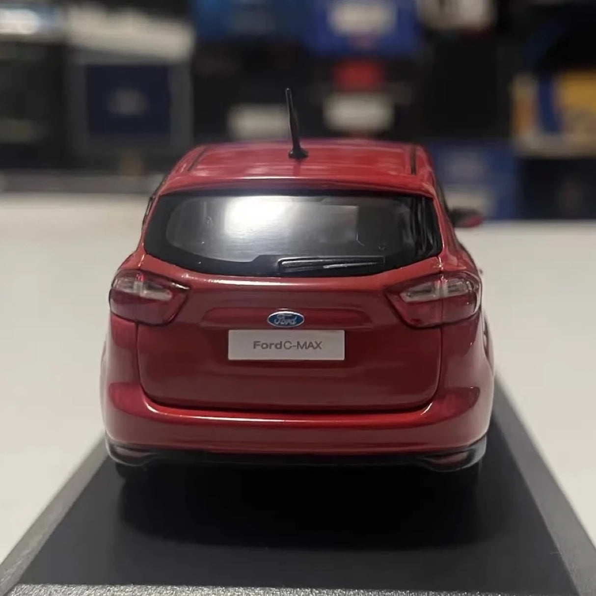 Minichamps Ford 2010 C-MAX Compact Red 1:43 – Collectible Diecast Model Die-Cast