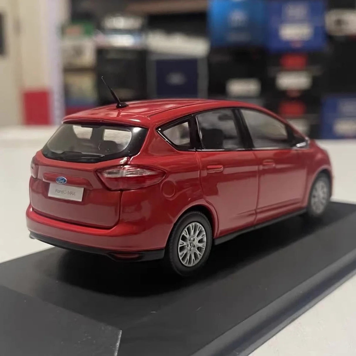 Minichamps Ford 2010 C-MAX Compact Red 1:43 – Collectible Diecast Model Die-Cast