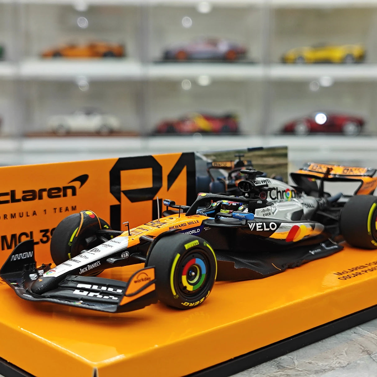 1:43 McLaren 2025 MCL39 #81 British GP Oscar Piastri F1 Harzmodellauto von Minichamps – Ansicht 3