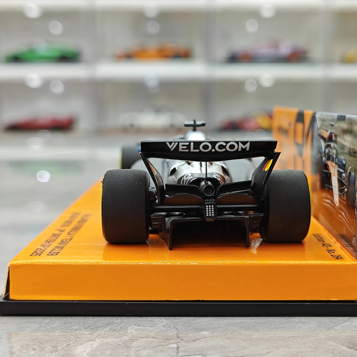 1:43 McLaren 2025 MCL39 #81 British GP Oscar Piastri F1 Harzmodellauto von Minichamps – Ansicht 7