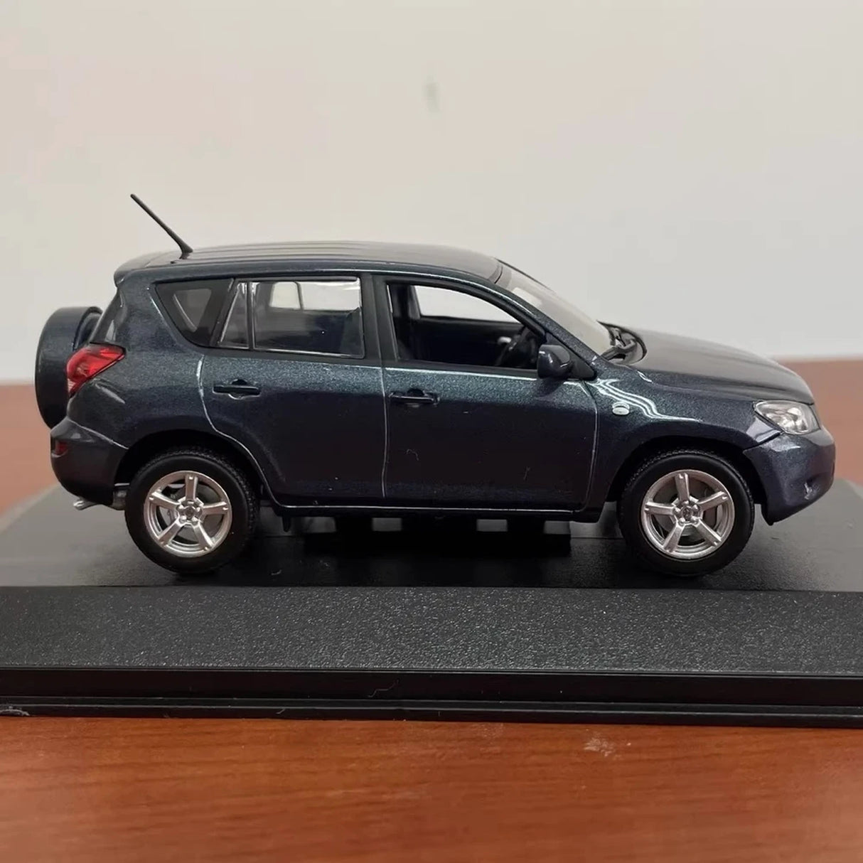 Minichamps Toyota 2006 RAV4 Gray 1:43 – Collectible Diecast Model Die-Cast