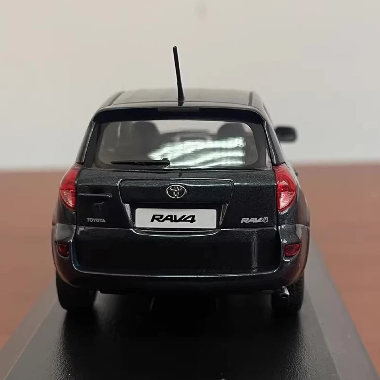 Minichamps Toyota 2006 RAV4 Green 1:43 – Collectible Diecast Model Die-Cast