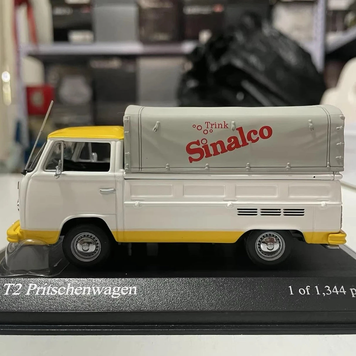 Minichamps Volkswagen 1972 T2 Pritschenwagen Sinalco 1:43 – Collectible Diecast Model Die-Cast
