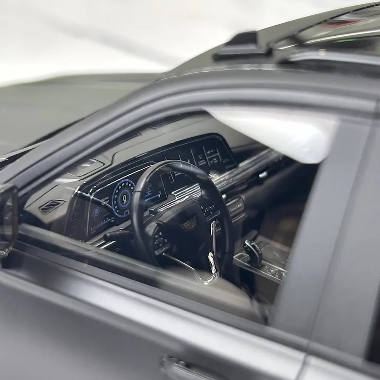 MotorHelix Cadillac 2023 Escalade Black 1:18 – kolekcjonerski model żywicy