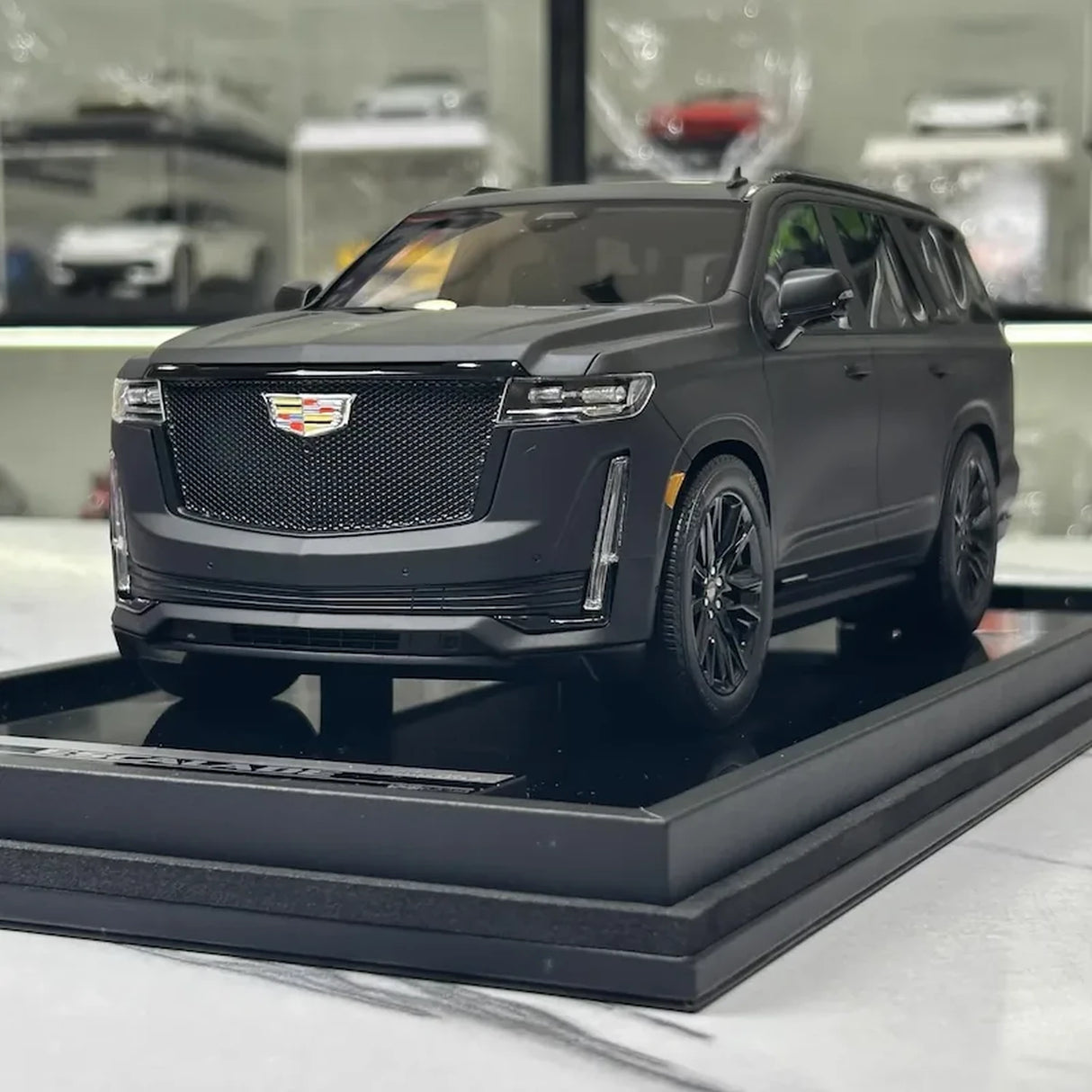 MotorHelix Cadillac 2023 Escalade Black 1:18 – kolekcjonerski model żywicy