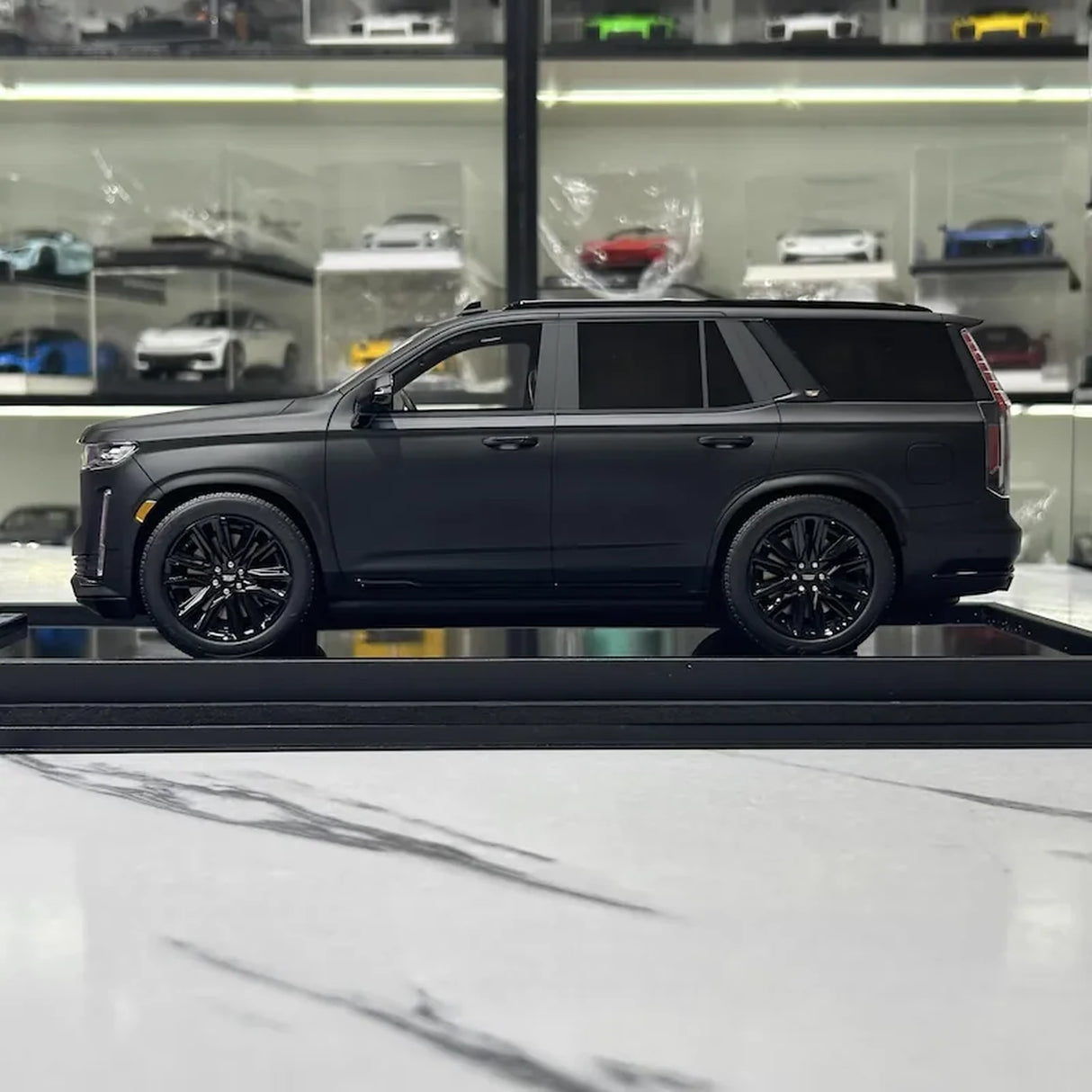 MotorHelix Cadillac 2023 Escalade Black 1:18 – kolekcjonerski model żywicy
