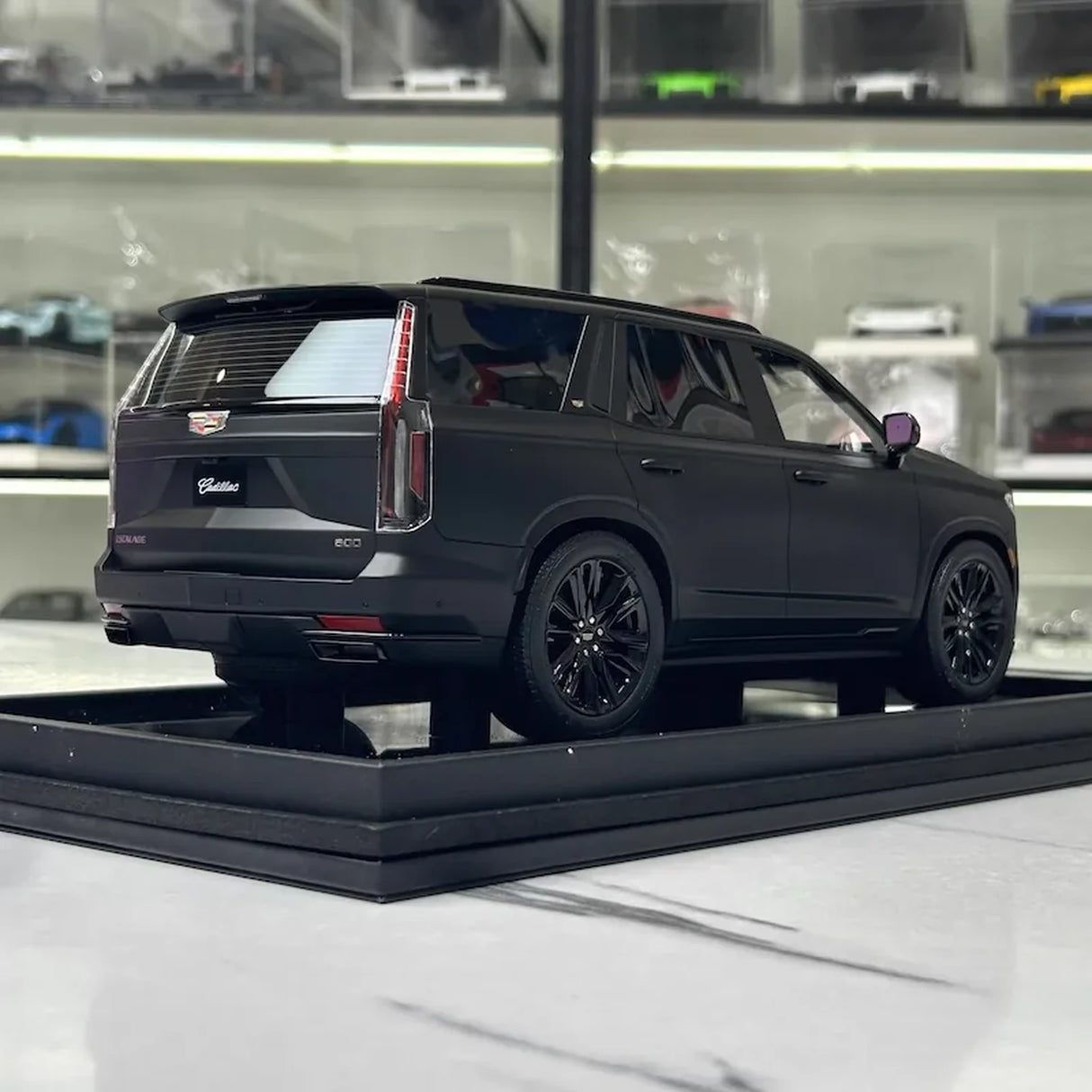 MotorHelix Cadillac 2023 Escalade Black 1:18 – kolekcjonerski model żywicy
