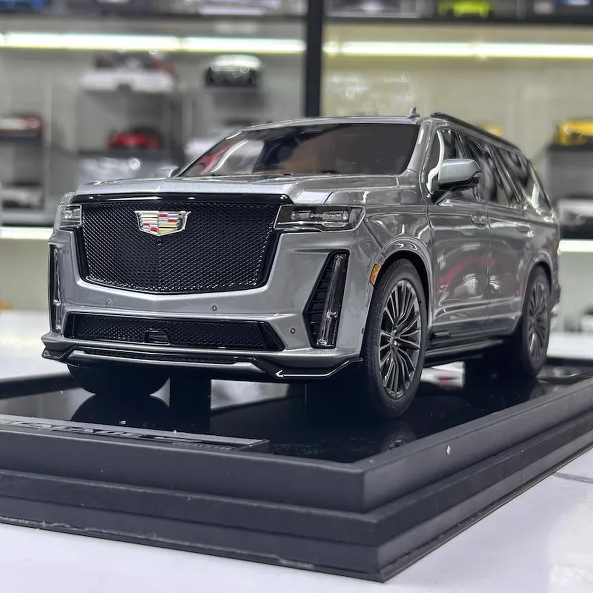 MotorHelix Cadillac 2023 Escalade Gray 1:18 – Collectible Resin Model Resin