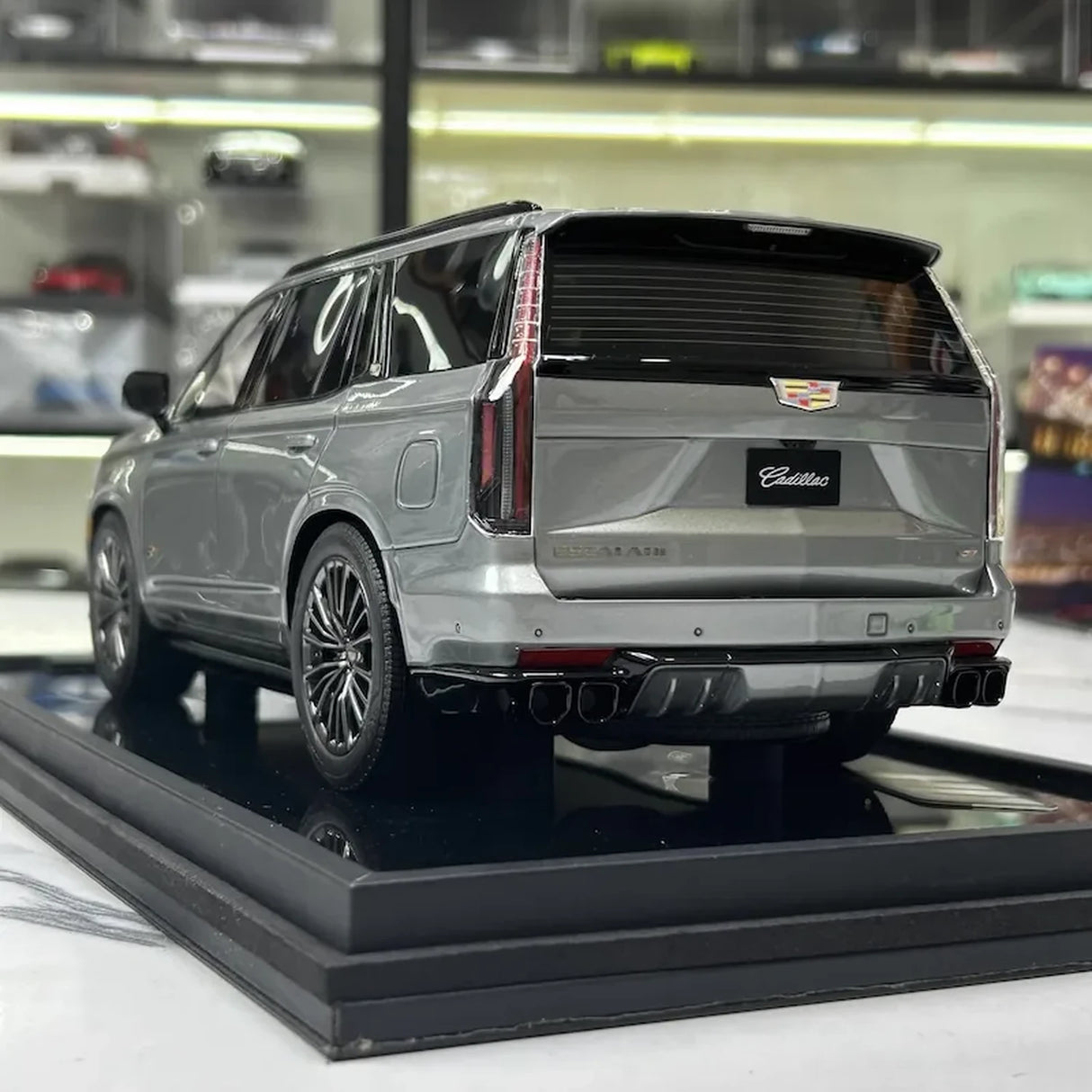 MotorHelix Cadillac 2023 Escalade Gray 1:18 – Collectible Resin Model Resin