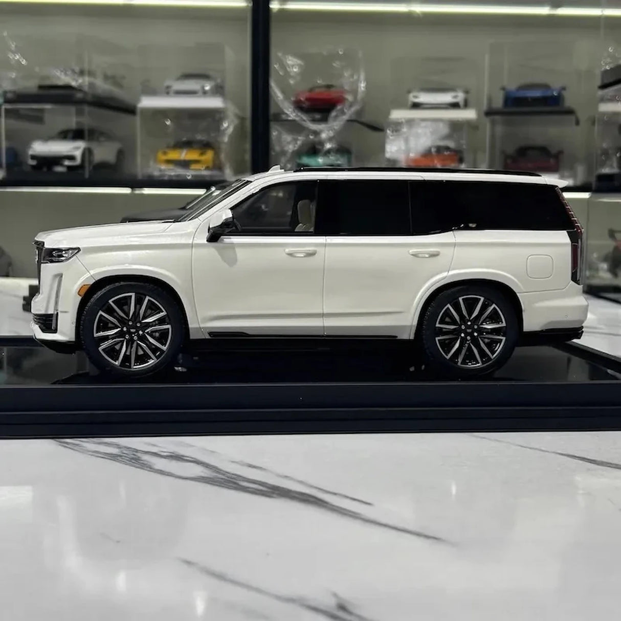 MotorHelix Cadillac 2023 Escalade White 1:18 – Collectible Resin Model Resin