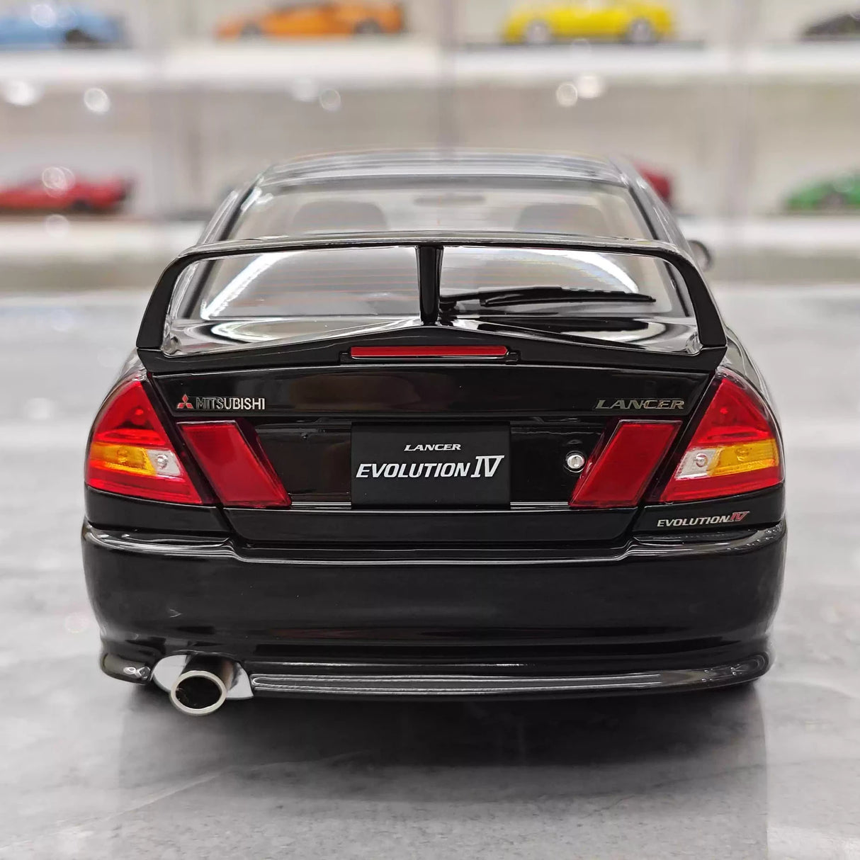 MotorHelix Mitsubishi 1997 Lancer Evolution IV Black 1:18 – Kolekcjonerski model odlewany z metalu