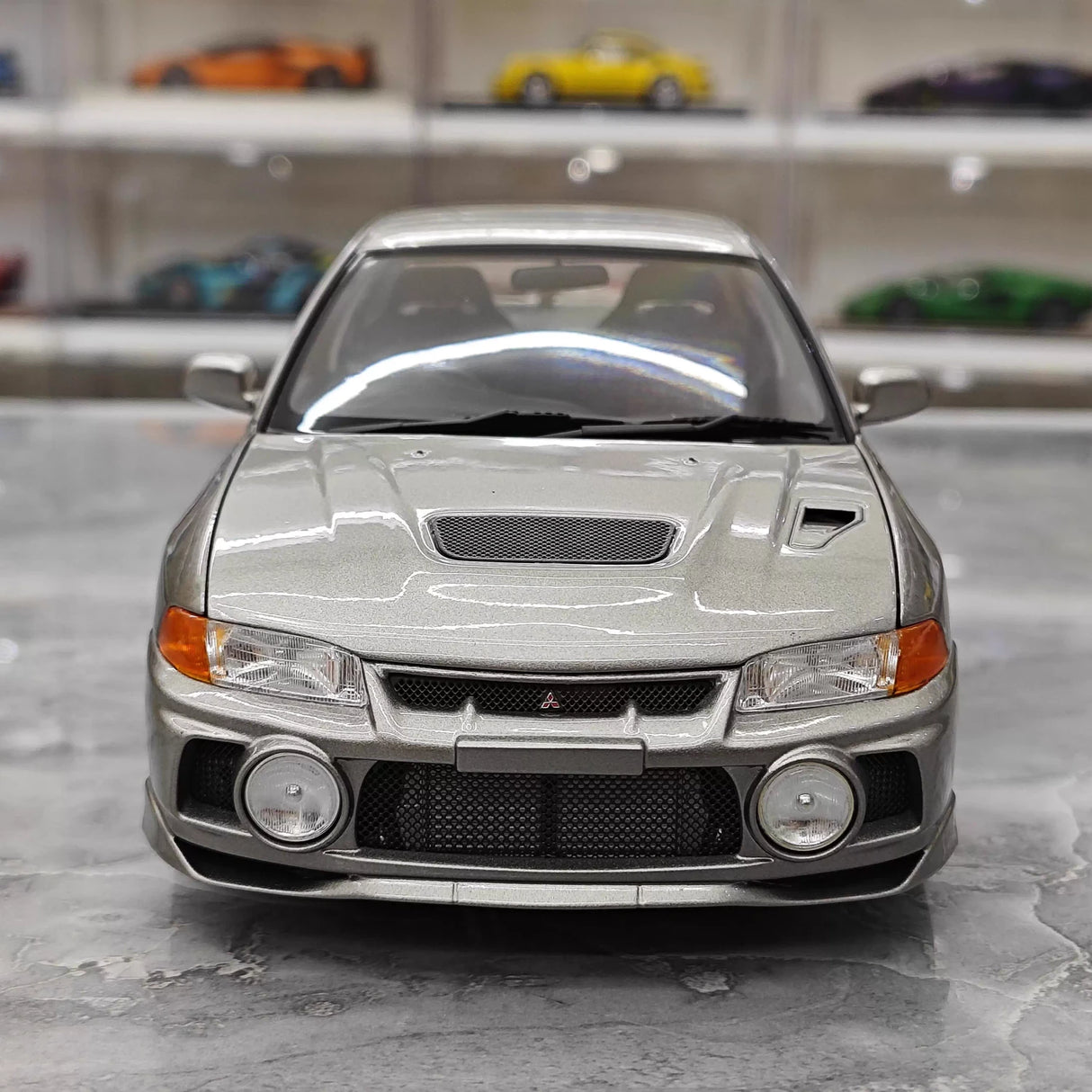 MotorHelix Mitsubishi 1997 Lancer Evolution IV Gray 1:18 – Kolekcjonarski model odlewany