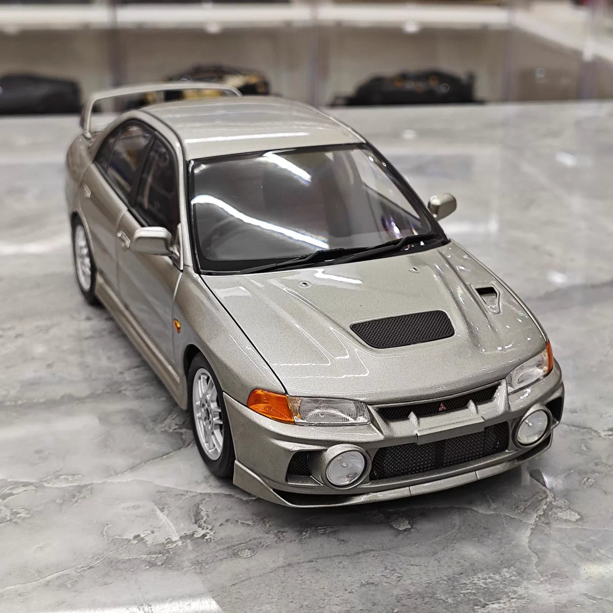 MotorHelix Mitsubishi 1997 Lancer Evolution IV Gray 1:18 – Kolekcjonarski model odlewany