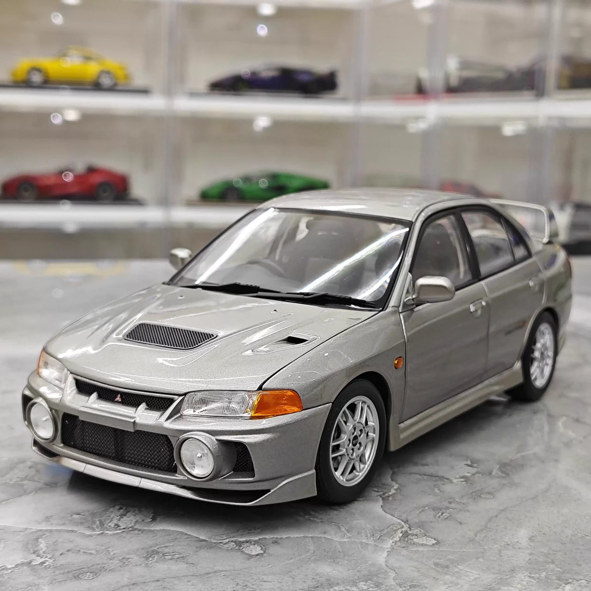 MotorHelix Mitsubishi 1997 Lancer Evolution IV Gray 1:18 – Kolekcjonarski model odlewany