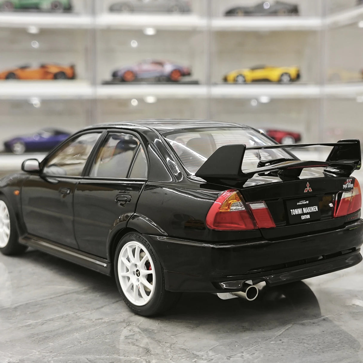 MotorHelix Mitsubishi 2000 Lancer Evolution VI GSR Tommi Makinen Edition Black 1:18 – Sammelobjekt aus Druckguss