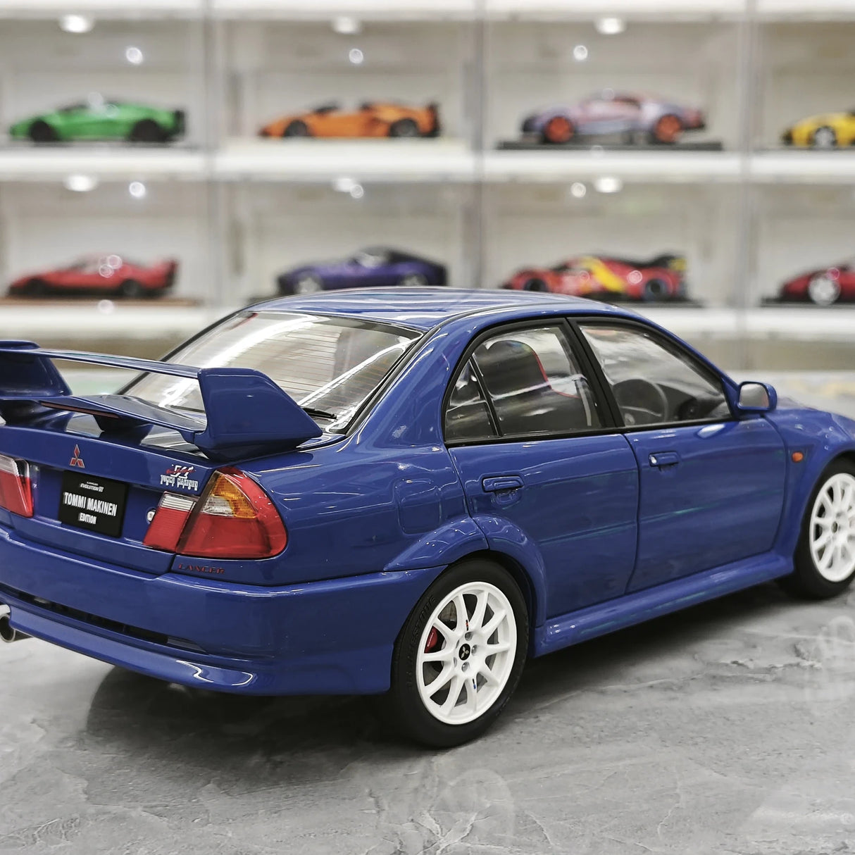 MotorHelix Mitsubishi 2000 Lancer Evolution VI GSR Tommi Makinen Edition Blue 1:18 – Sammelobjekt aus Druckguss