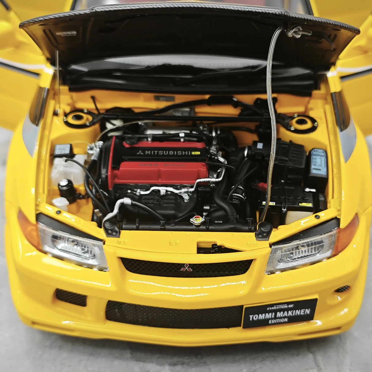 MotorHelix Mitsubishi 2000 Lancer Evolution VI GSR Tommi Makinen Edition Yellow 1:18 – Sammelobjekt aus Druckguss