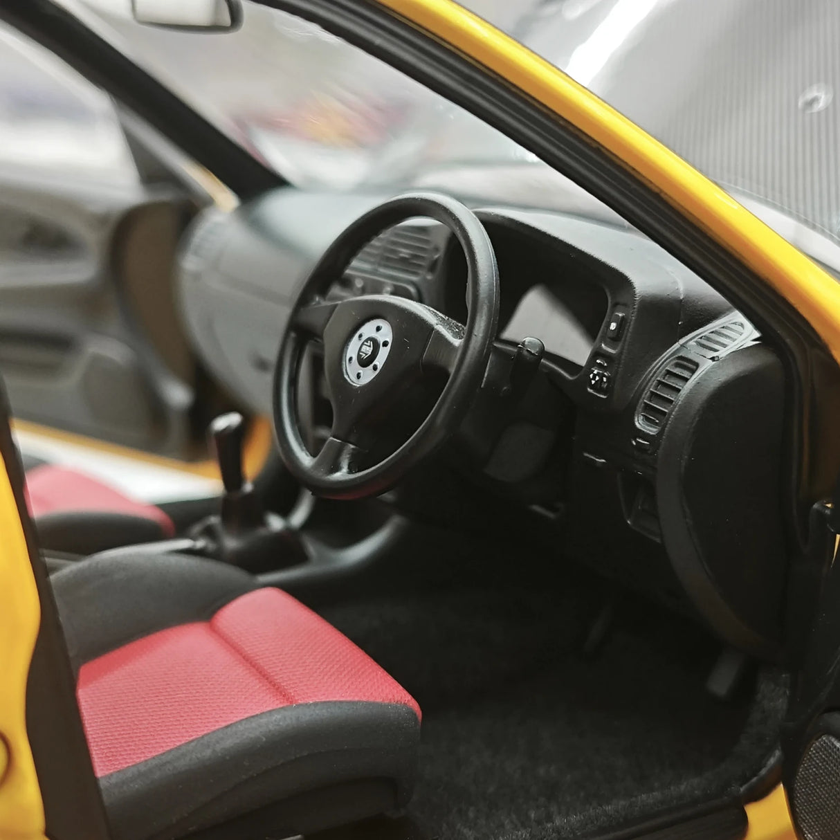 MotorHelix Mitsubishi 2000 Lancer Evolution VI GSR Tommi Makinen Edition Yellow 1:18 – Sammelobjekt aus Druckguss