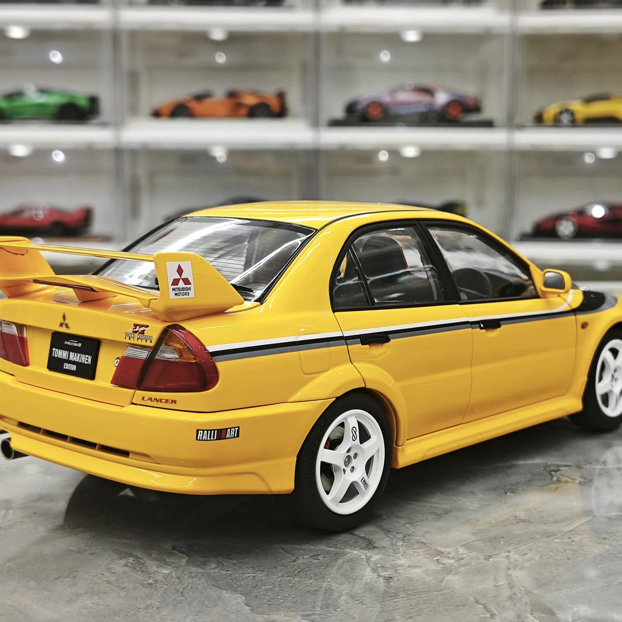MotorHelix Mitsubishi 2000 Lancer Evolution VI GSR Tommi Makinen Edition Yellow 1:18 – Sammelobjekt aus Druckguss