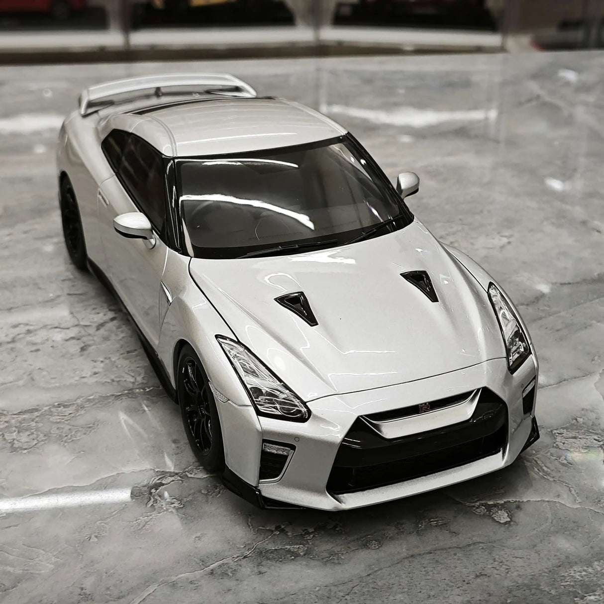 MotorHelix Nissan 2007 GT-R R35 ميتال سيلفر 1:18 – نموذج معدني قابل للجمع مصبوب.