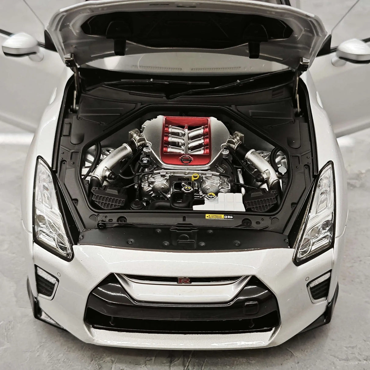 MotorHelix Nissan 2007 GT-R R35 ميتال سيلفر 1:18 – نموذج معدني قابل للجمع مصبوب.
