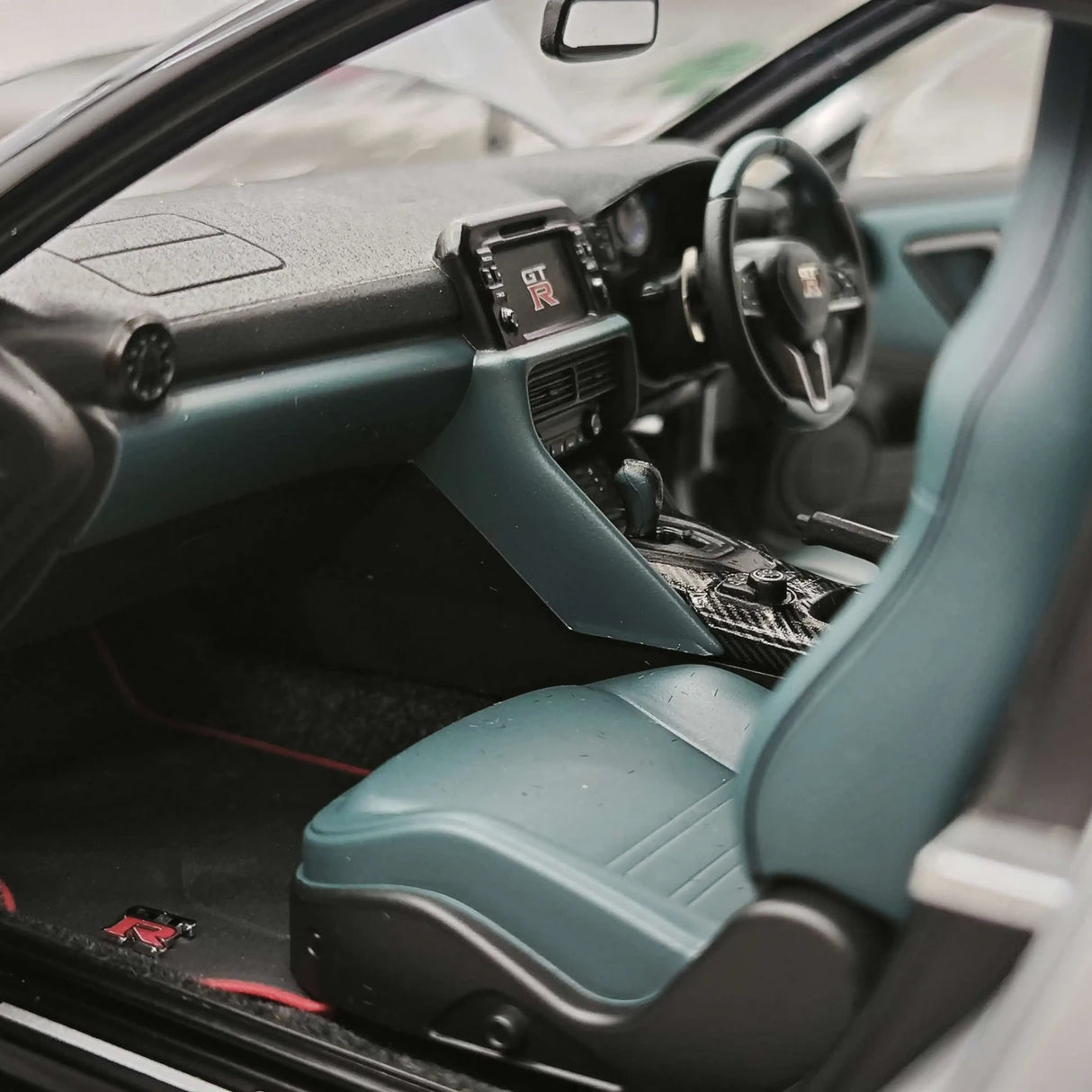 MotorHelix Nissan 2007 GT-R R35 ميتال سيلفر 1:18 – نموذج معدني قابل للجمع مصبوب.
