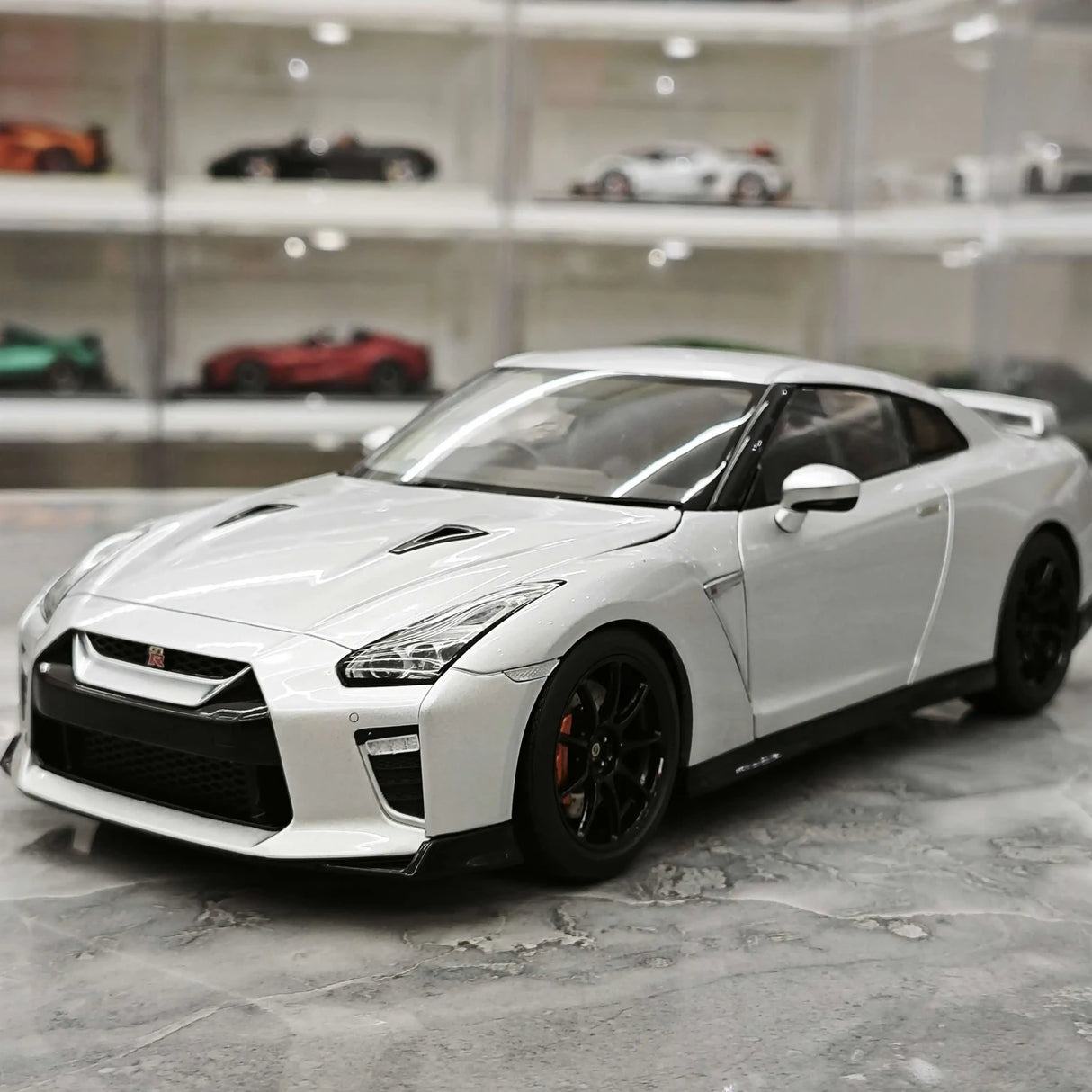 MotorHelix Nissan 2007 GT-R R35 ميتال سيلفر 1:18 – نموذج معدني قابل للجمع مصبوب.